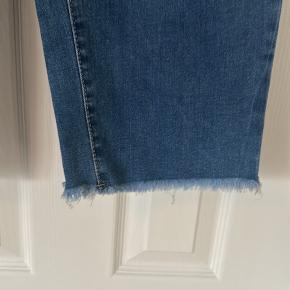 Cropped blue jeans from Amazon. Brand new never been worn size 12. - Picture 2 of 5